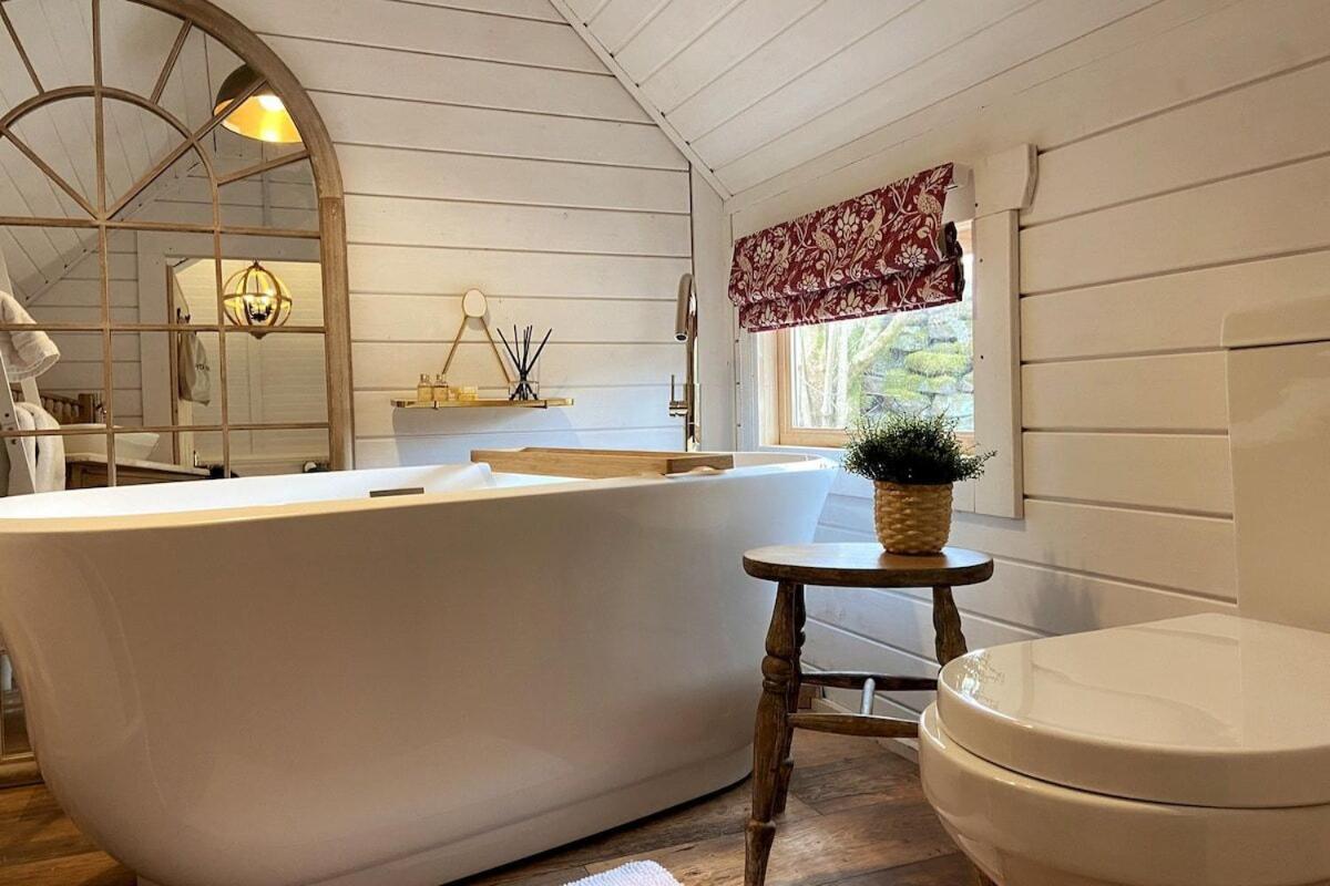 2 - Unmissable Views - Outdoor Bath - Custom Design