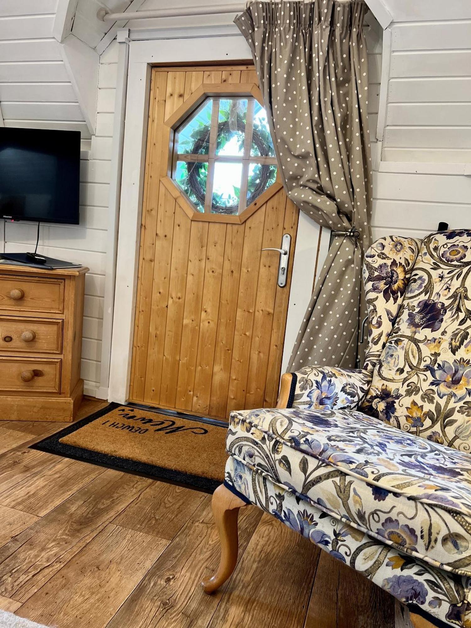2 - Unmissable Views - Outdoor Bath - Custom Design Holiday home Pont Sticill